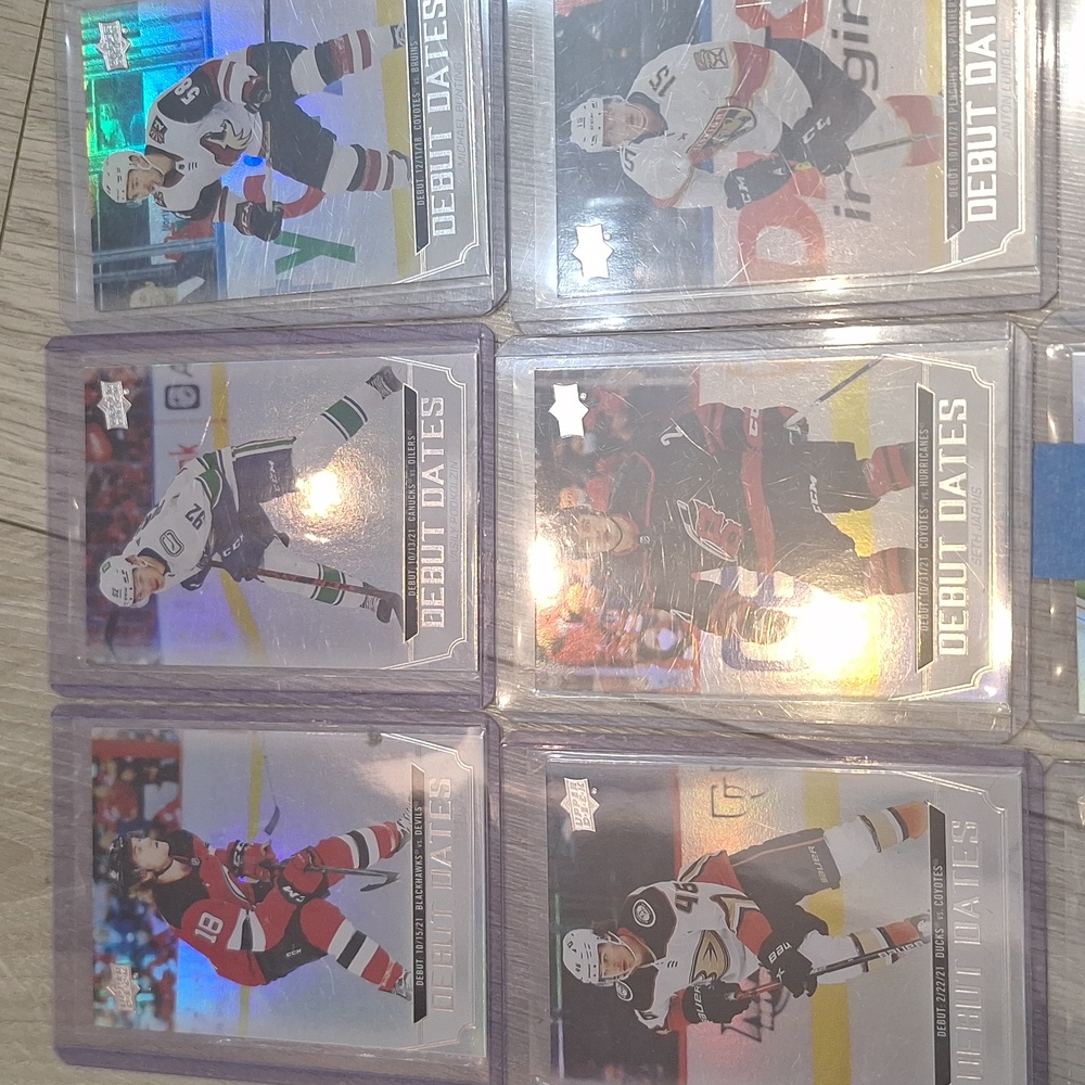 (SAVE 30% WHEN BUNDLE 2 OR MORE ITEMS) 16 Premium Hockey Cards - Picture 2 of 5